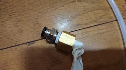 NPT変換継手のネジにシールテープを塗布する