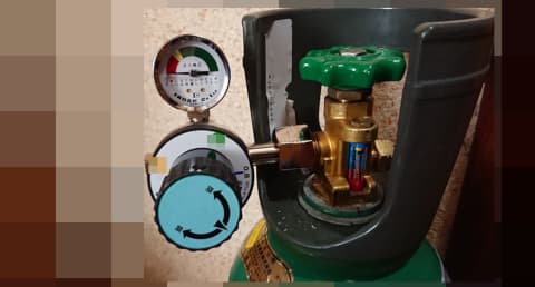 ネジを完全に締める前に位置を調整する