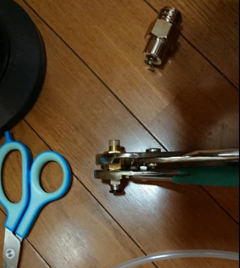 それぞれを固定させながらネジを締めていく